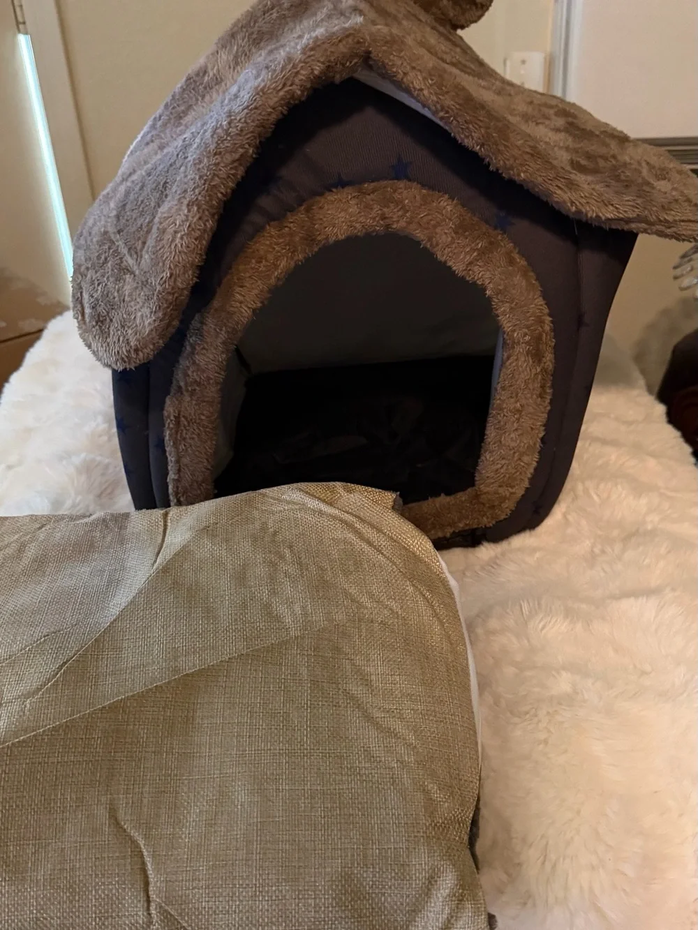 New Cozy cat Indoor Hideaway house in Brown and Gray